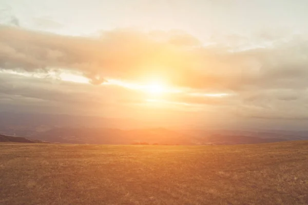 Сонце Хмарами Гірським Пейзажем — стокове фото