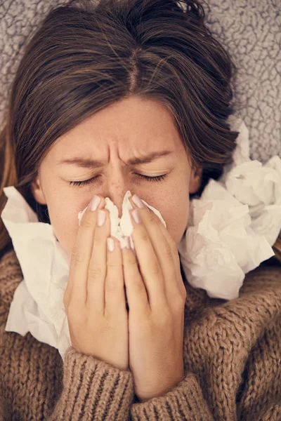 Mujer Enferma Con Infecciones Estacionales Gripe Alergia Acostada Cama — Foto de Stock