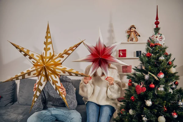 Glückliches Paar Genießt Silvester Heiligabend — Stockfoto