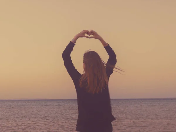 Girl Holding Heart Shape Sunset Sunrise Time — Stock Photo, Image