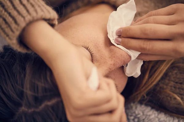 Mujer Enferma Con Infecciones Estacionales Gripe Alergia Acostada Cama —  Fotos de Stock