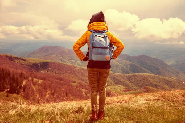 Girl Rucksack Top Hilly Landscape — Stock Photo, Image