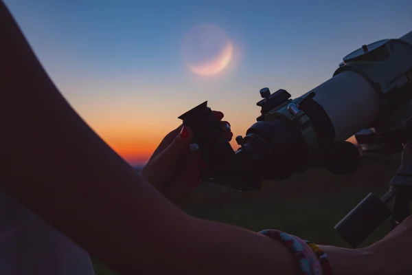 Mädchen Das Die Mondfinsternis Durch Ein Teleskop Betrachtet Meine Astronomische — Stockfoto