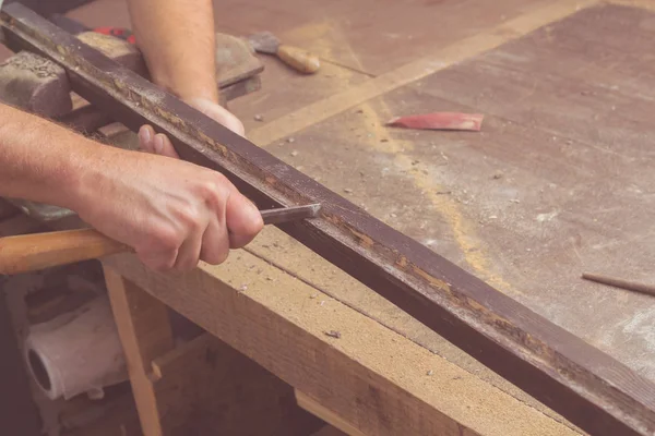 Falegname Che Lavora Sul Legno Nella Sua Bottega — Foto Stock