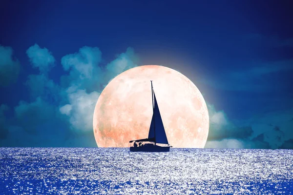 Silhueta Barco Com Lua Cheia Oceano Meu Trabalho Astronomia — Fotografia de Stock