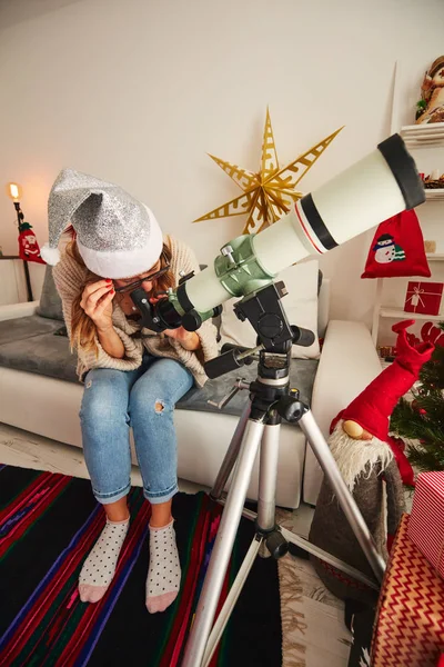 Weihnachts Neujahrsfreude Mit Astronomie Teleskop Und Niedlichem Mädchen — Stockfoto