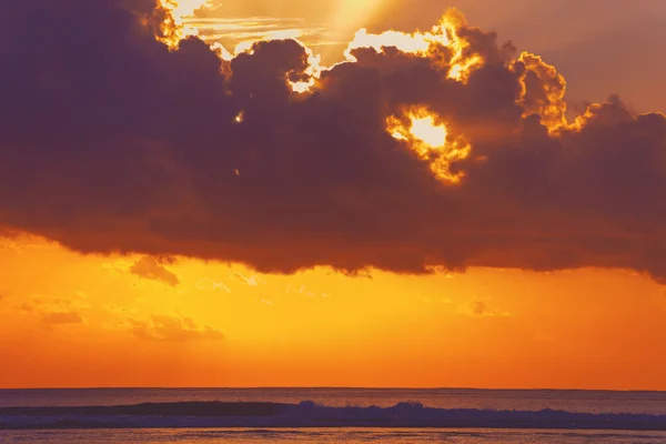 Salida Puesta Del Sol Sobre Océano Escondido Las Nubes — Foto de Stock