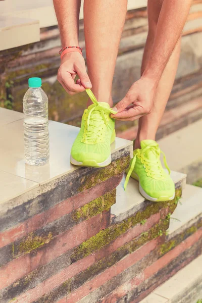 Hombre Preparándose Para Recreación Deportiva Terraza Del Hogar — Foto de Stock