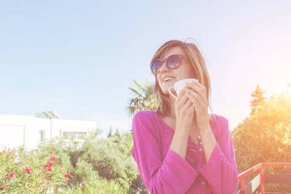 Ragazza Carina Godendo Suo Caffè Del Mattino Una Terrazza — Foto Stock