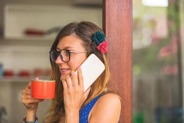 Vrouw Met Behulp Van Mobiele Telefoon Koffie Drinken Binnen Het — Stockfoto