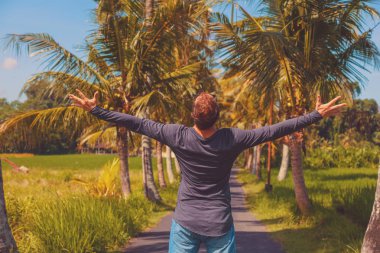 Zevk tropikal iklim geniş açık kollu adam.