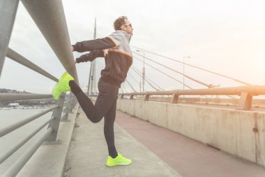 Kentsel jogger nehrin üzerinde bir köprü germe.