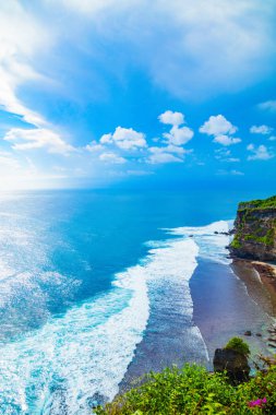 Okyanus tropikal sahne Uluwatu Tapınağı, Bali, Endonezya.