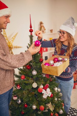 Mutlu çift ağacı Yılbaşı gecesi dekorasyon / Noel arifesi.