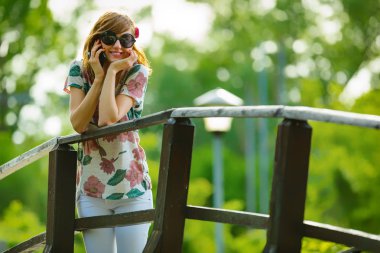 Bir güzel yaz günü cep telefonu kullanan neşeli kız.