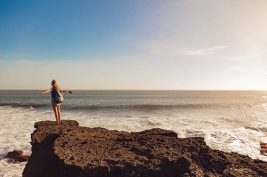 Kız deniz tadını açık geniş kollu / okyanus sahne.