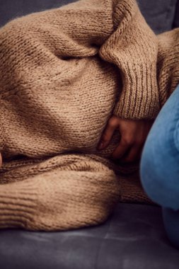 Kadın mide sorunlarınız / kanepede yatarken sorunları.