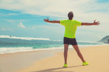 İyi eğitimden sonra kutluyor başarı man / kum okyanus plaj üzerinde egzersiz.