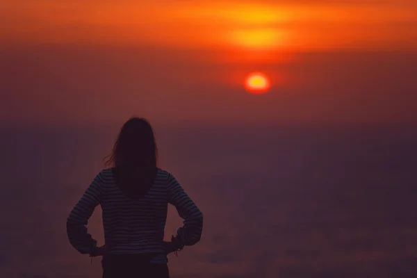 Fille Profitant Coucher Lever Soleil Océan Une Haute Falaise Dessus — Photo