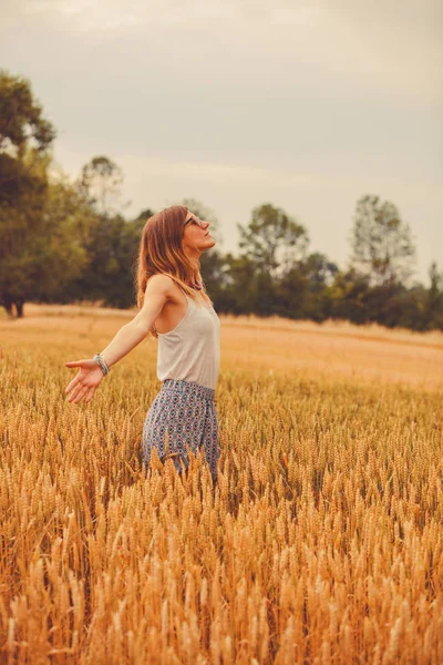 Дівчина Насолоджується Золотистою Пшеницею Поле Влітку — стокове фото