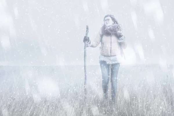 冬季在空旷的山草甸上徒步的妇女 — 图库照片