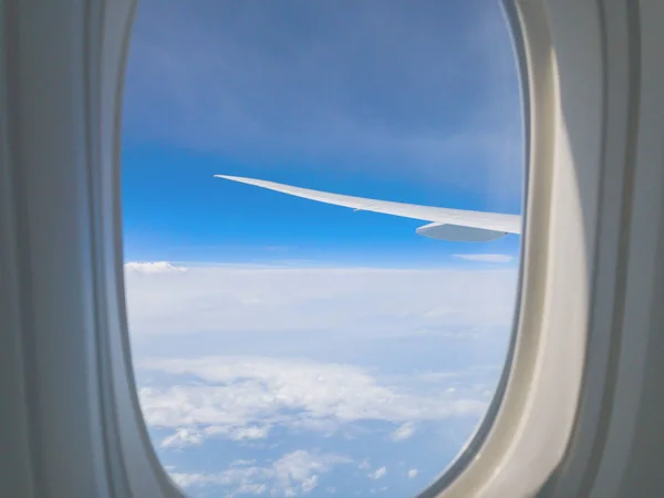 从乘客座位上看到的飞机机翼 — 图库照片