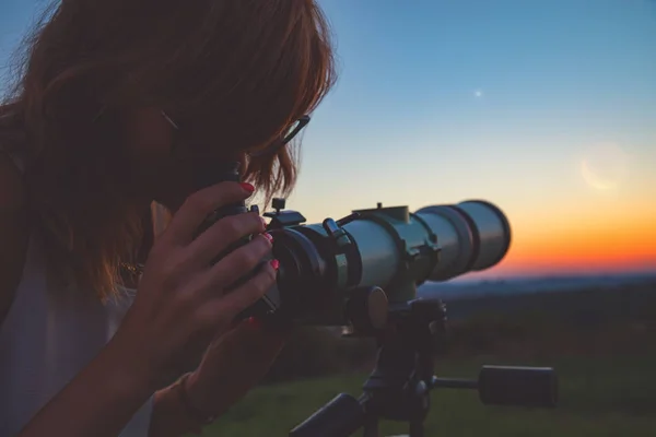 Mädchen Das Die Mondfinsternis Durch Ein Teleskop Betrachtet Meine Astronomische — Stockfoto