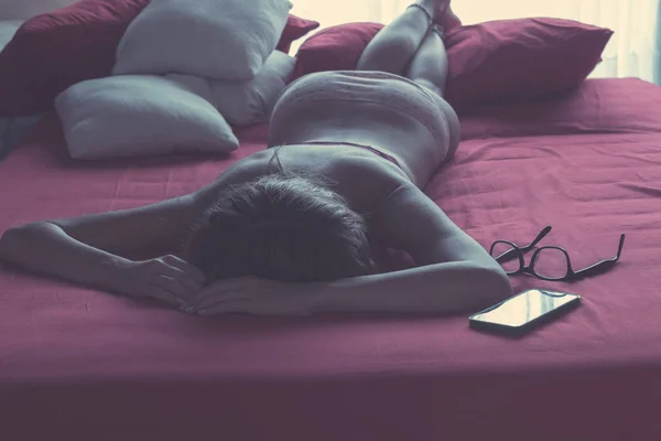 Vrouw Met Cellphone Bed Texting Verslaving — Stockfoto