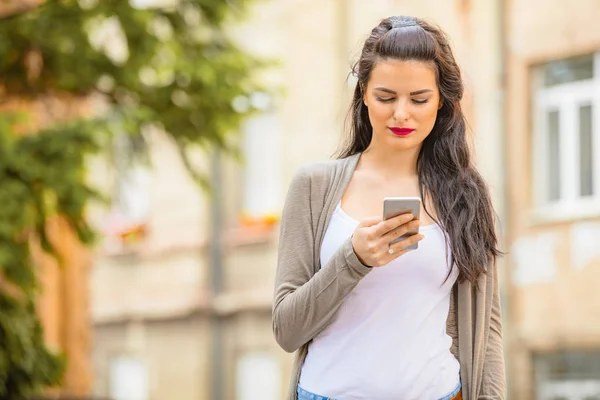 Linda Mujer Joven Utilizando Teléfono Celular Entorno Urbano — Foto de Stock