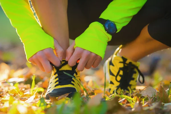 Hombre Atando Zapatillas Parque Enfoque Óptico Está Zapato — Foto de Stock