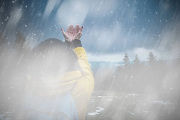 Γυναίκα Προσευχή Χέρια Στο Χιονισμένο Βροχερή Κρύα Μέρα — Φωτογραφία Αρχείου