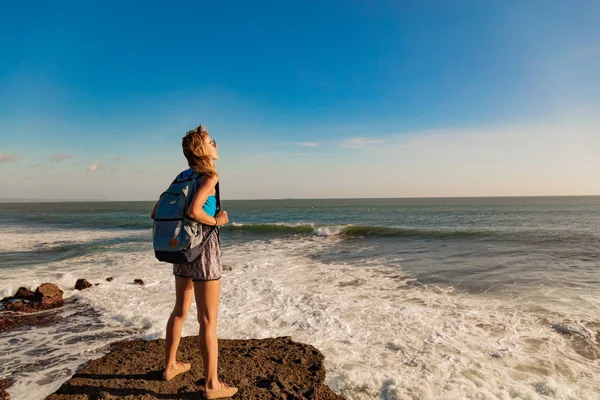 Chica Disfrutando Puesta Sol Tropical Orilla Del Océano — Foto de Stock