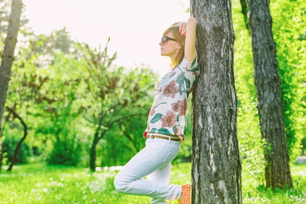 Carino Giovane Donna Godendo Nella Natura — Foto Stock