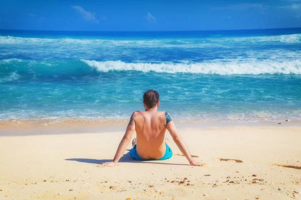 Hombre Acostado Disfrutando Una Playa Tropical Arena — Foto de Stock