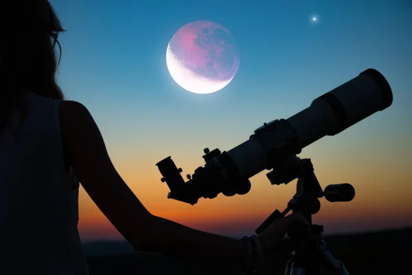 Chica Mirando Eclipse Lunar Través Telescopio Trabajo Astronomía —  Fotos de Stock