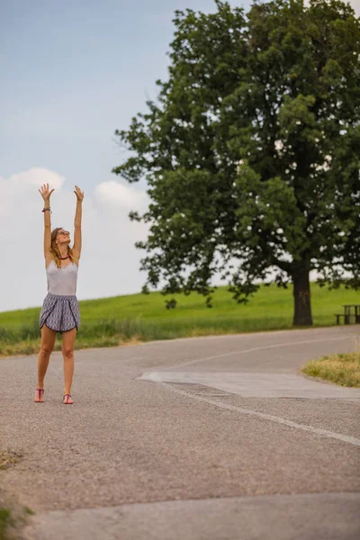 Fille Profiter Sur Une Route Banlieue Vide — Photo