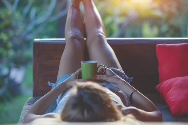 Flicka Njuter Tidigt Morgonkaffe Trädgård Soffa — Stockfoto