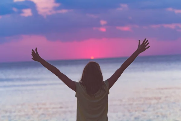 Donna Con Braccia Spalancate Guardando Tramonto Sull Oceano Mare — Foto Stock