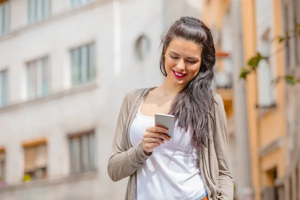 Linda Mujer Joven Utilizando Teléfono Celular Entorno Urbano — Foto de Stock