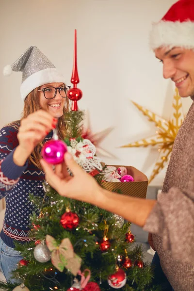 新年のツリーを飾る幸せなカップル クリスマス — ストック写真