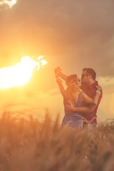 日光の下で麦畑で踊るカップル — ストック写真