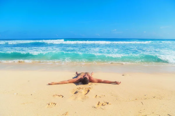 Hombre Acostado Disfrutando Una Playa Tropical Arena — Foto de Stock
