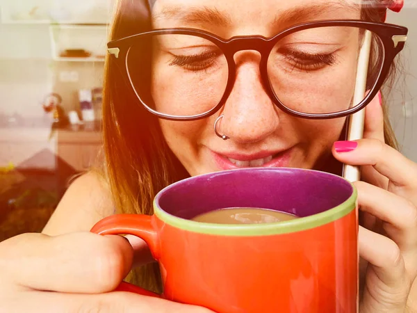 Donna Che Parla Cellulare Beve Caffè Accanto All Appartamento Finestra — Foto Stock