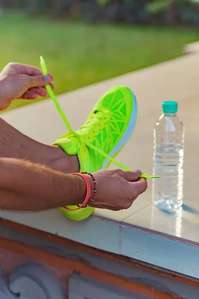 Hombre Preparándose Para Recreación Deportiva Ejercicio Aire Libre — Foto de Stock