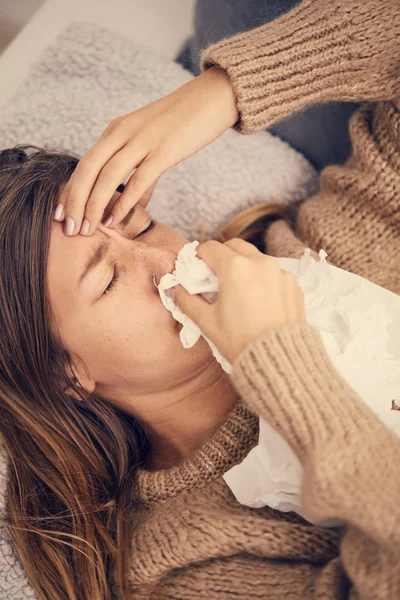 Больная Женщина Сезонными Инфекциями Гриппом Аллергией Лежит Постели — стоковое фото