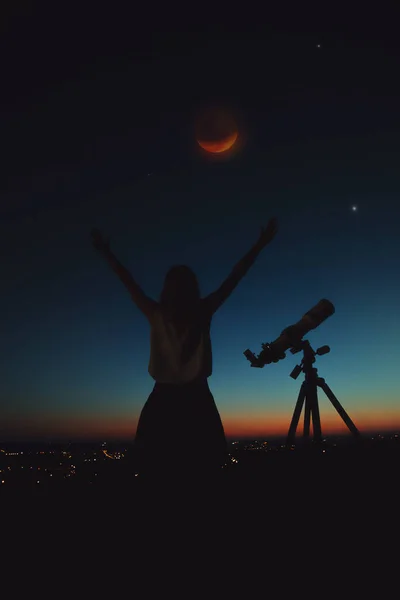 Mädchen Das Die Mondfinsternis Durch Ein Teleskop Betrachtet Meine Astronomische — Stockfoto