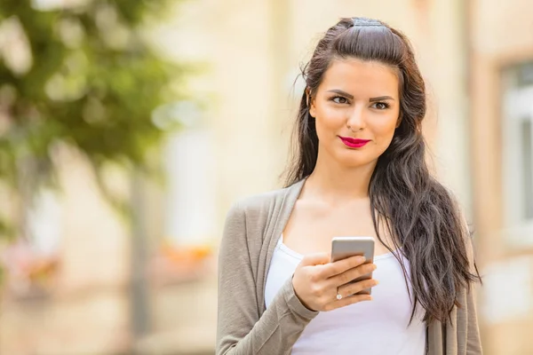 Linda Mujer Joven Utilizando Teléfono Celular Entorno Urbano — Foto de Stock