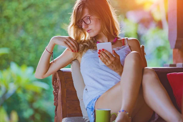 Jonge Vrouw Met Behulp Van Mobiele Telefoon Het Drinken Van — Stockfoto