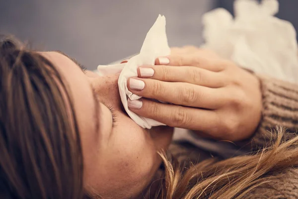 Mujer Enferma Con Infecciones Estacionales Gripe Alergia Acostada Cama —  Fotos de Stock