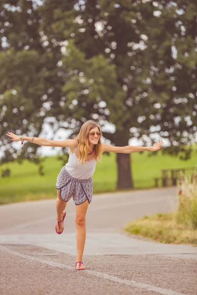 Ragazza Godendo Una Strada Periferica Vuota — Foto Stock